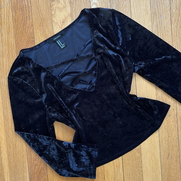 Black Crushed Velvet Criss Cross V-Neck Crop Top Size Medium - Picture 1 of 9